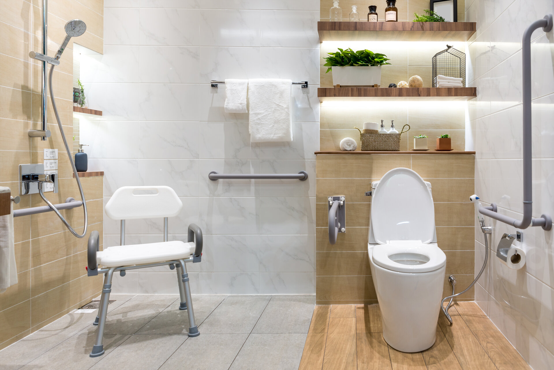 Seniorengerechtes Badezimmer: Diese Sanitärprodukte und Tipps helfen Ihnen