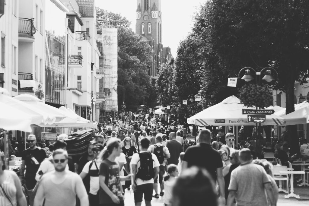 Menschenmenge auf Einkaufsstraße