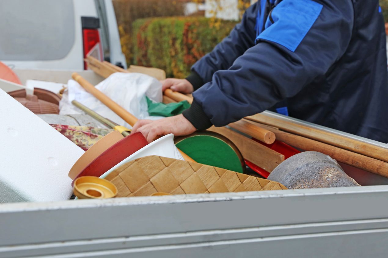 Handwerker lädt sortierten Hausrat auf Transporter bei professioneller Wohnungsauflösung Neuss