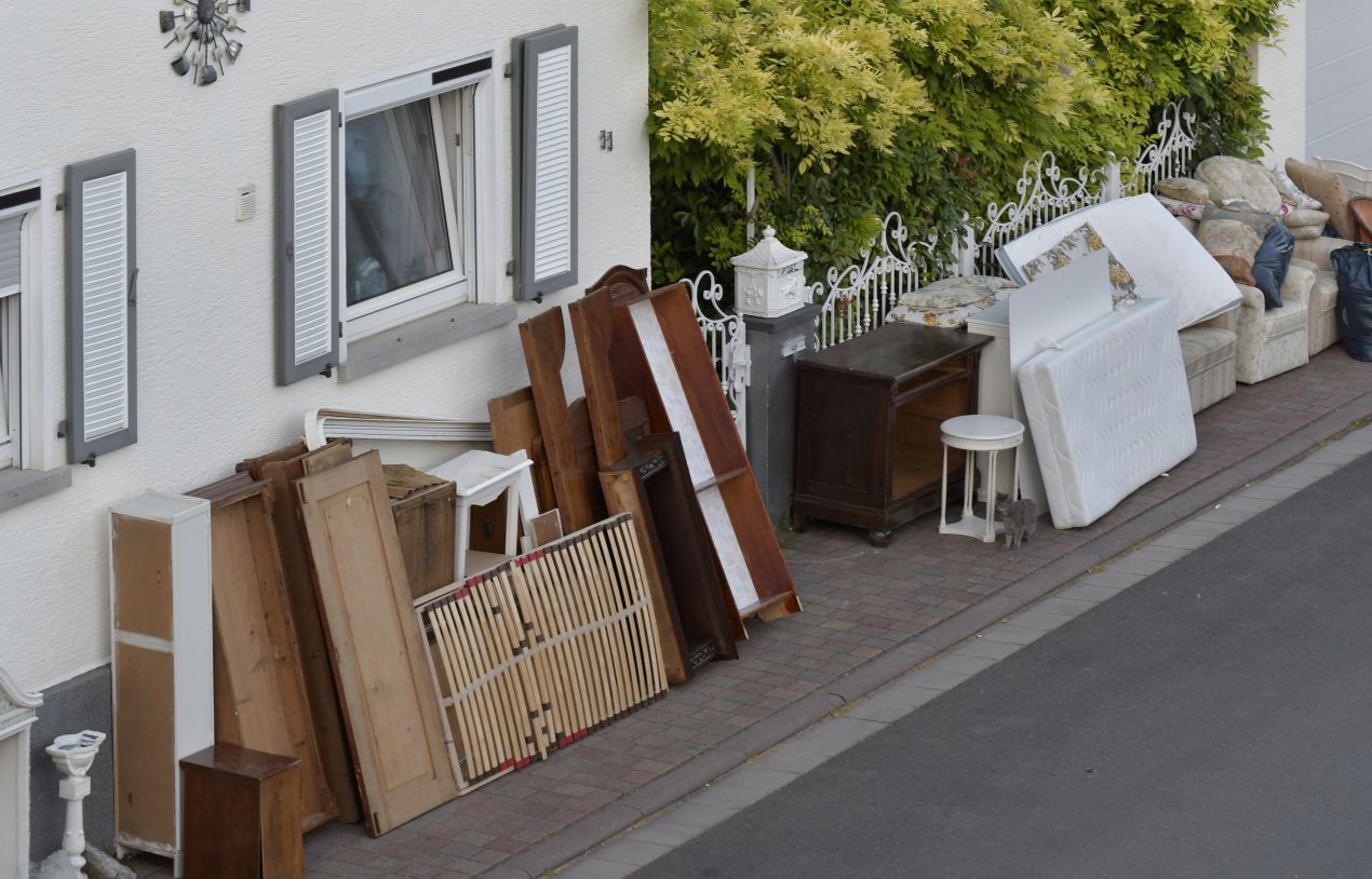 Alte Möbel und Matratzen stehen zur Entsorgung bereit im Rahmen einer Wohnungsauflösung Neuss