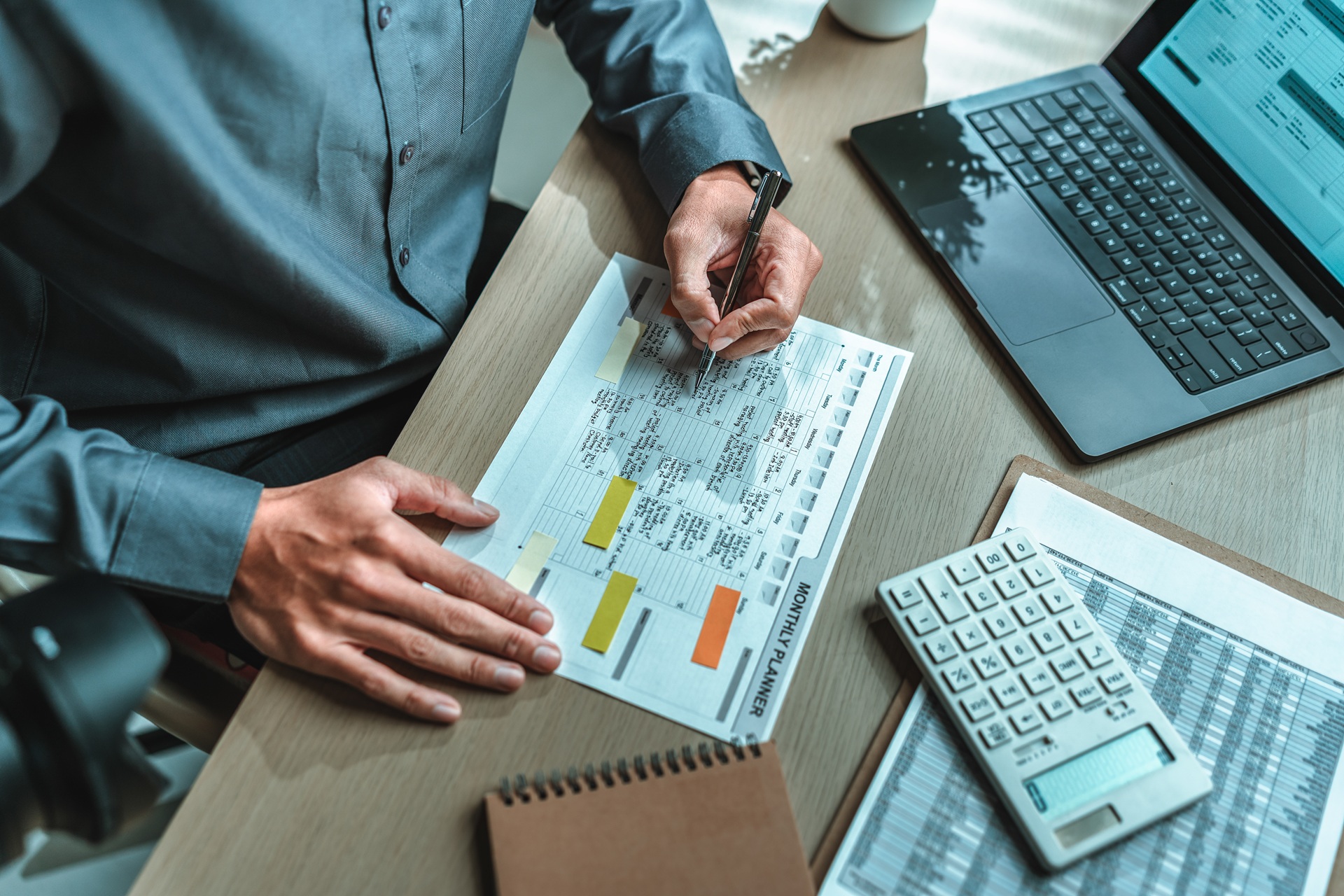 Planung mit Kalender und Laptop am Schreibtisch | Brandwache Stuttgart

